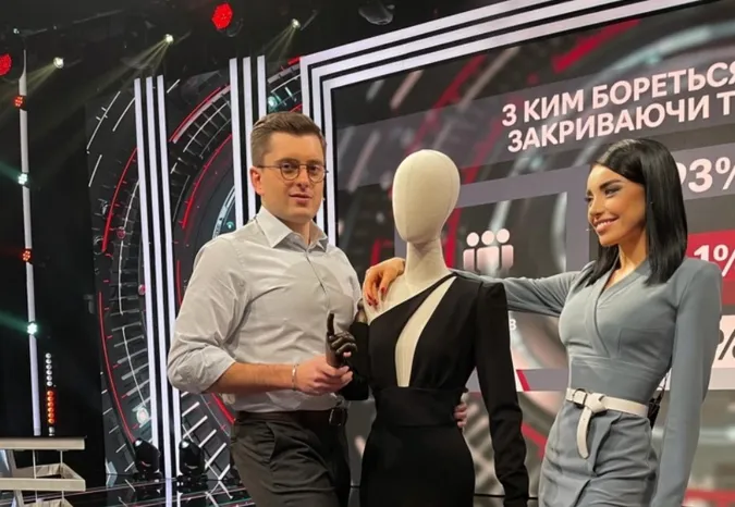 Сукню скандальної помічниці заступника міністра продали на аукціоні за тисячу доларів (відео)