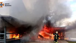 На Волині загорівся будинок: вогонь перекинувся на домівки сусідів (фото)