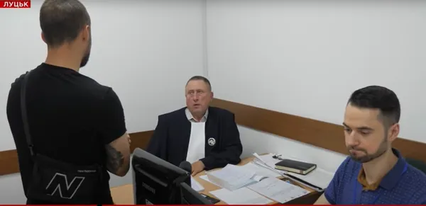 Таксі в ТЦК: луцький суддя «розніс» патрульних, які завезли шофера на мобілізацію (відео)