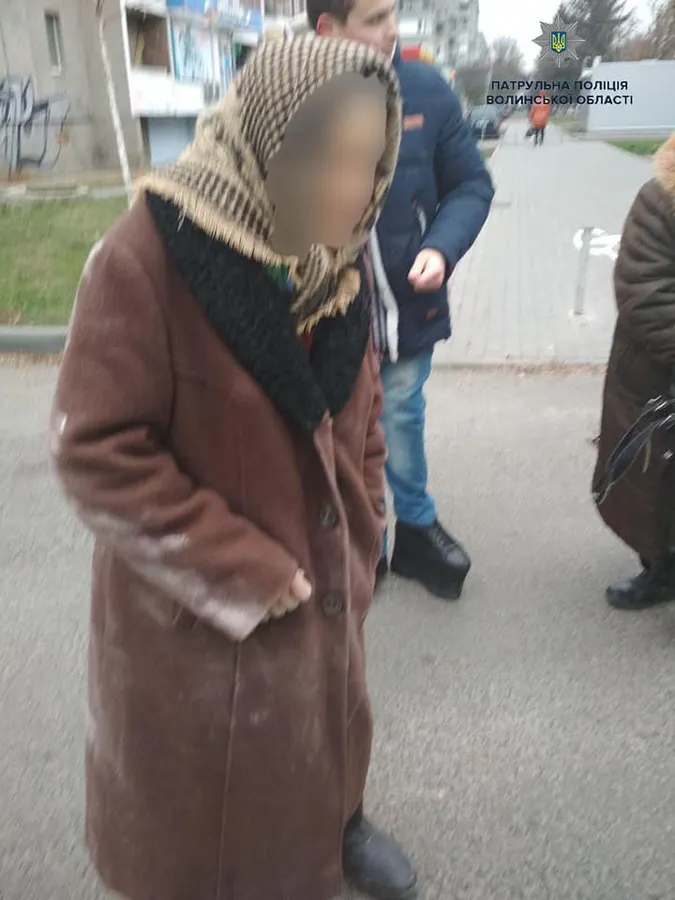 Луцькі патрульні відшукали літню жінку, яка загубилася