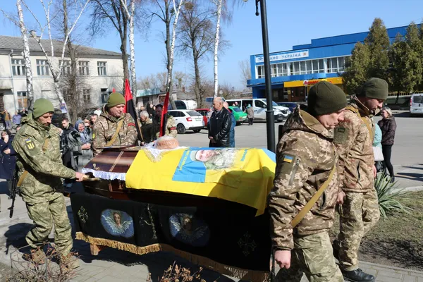 Загинув на Курщині: Волинь провела в останню дорогу воїна Андрія Мацерука (фото)