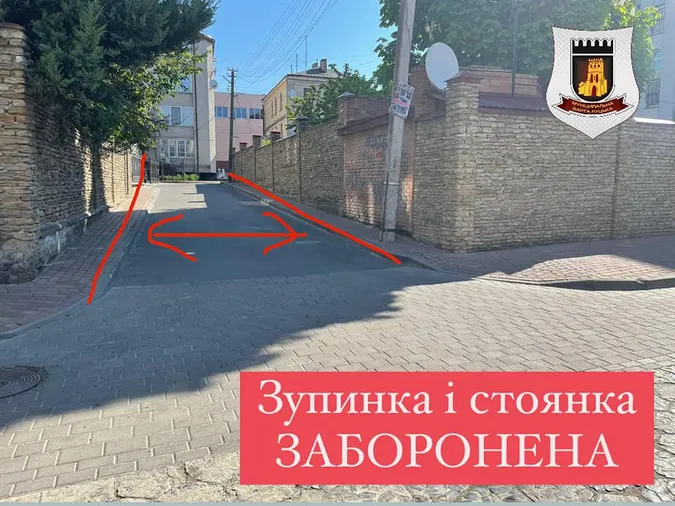У Луцьку штрафуватимуть водіїв за зупинку на вузьких вуличках (фото)