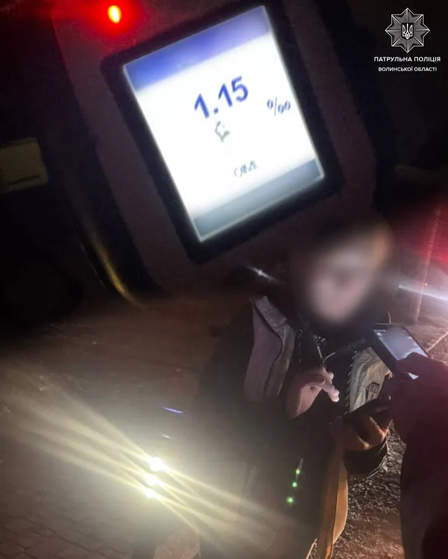 У Луцьку зловили п'яну дівчину на самокаті (фото)