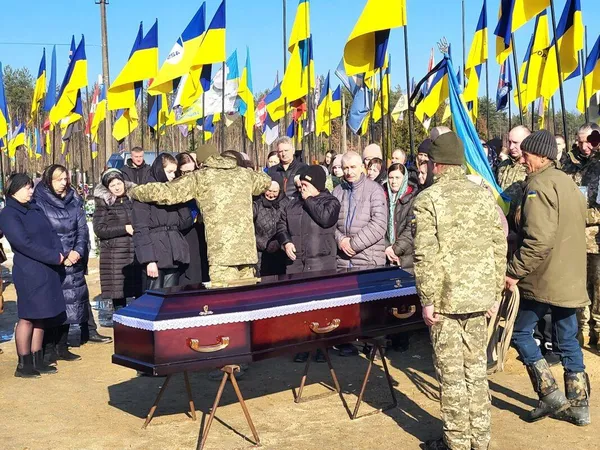 Понад рік вважався зниклим безвісти: у Ковелі попрощалися з воїном Миколою Петровським (фото)