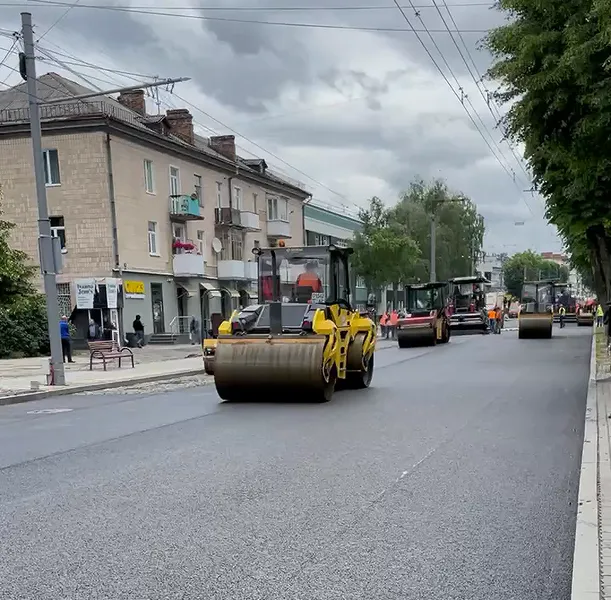 У Луцьку на Волі  почали вкладати асфальт (фото, відео)