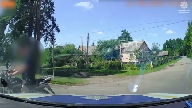 Без шолома і без прав: 17-річний скутерист «попався» патрульним під Луцьком (відео)