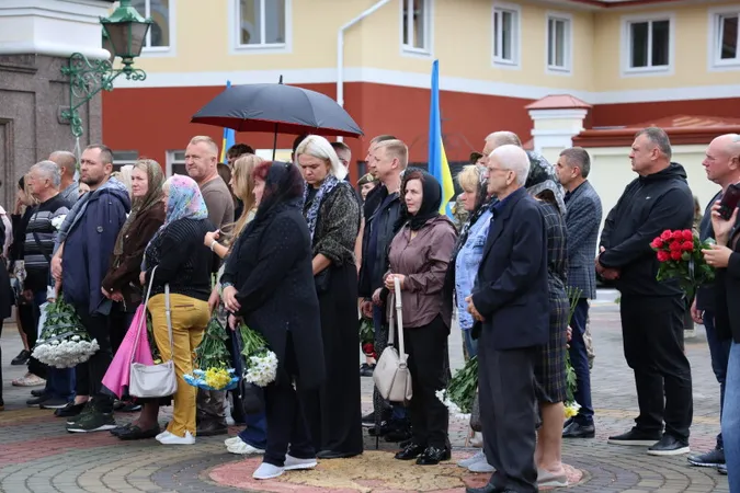 Небо плакало: у Луцьку відбулося прощання з трьома Героями Євгенієм Садовським, Олегом Чернюком та Олександром Смалюхом