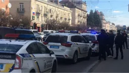 У центрі Луцька кілька нарядів патрульних: вгамовують буйного мешканця (ВІДЕО, ФОТО)