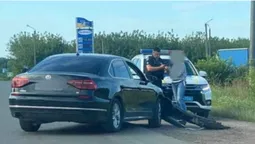 У Нововолинську біля заправки зіткнулися Volkswagen і Renault (фото)