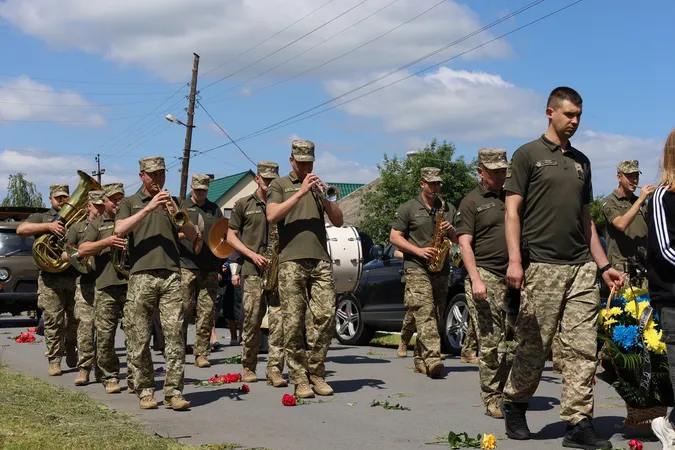 Біль і сльози: на Волині попрощалися з молодим снайпером Вітарієм Шереметою, який загинув на Харківщині