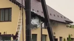 У Луцьку через удар блискавки спалахнув будинок (відео, оновлено)