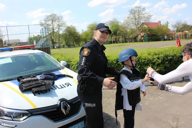 У Луцьку школярі збирали гроші на медичний автомобіль для воїнів 100-ї бригади ТрО (фото)