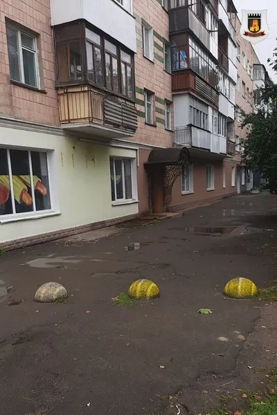 У Луцьку люди самовільно встановили обмежувачі руху (фото)