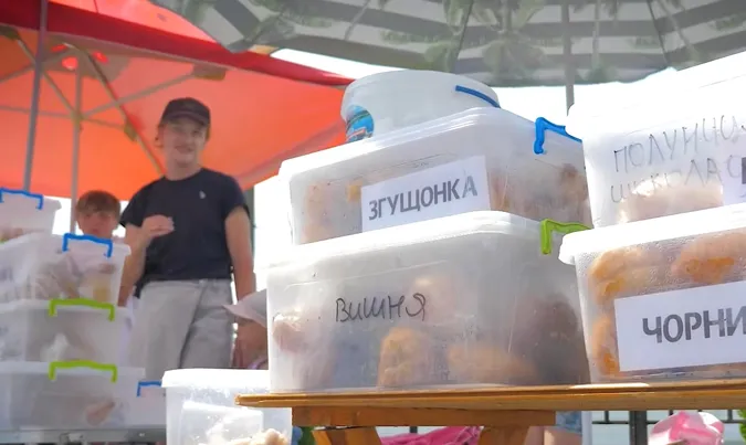 Скільки заробляють продавці легендарних пончиків на Світязі (відео)