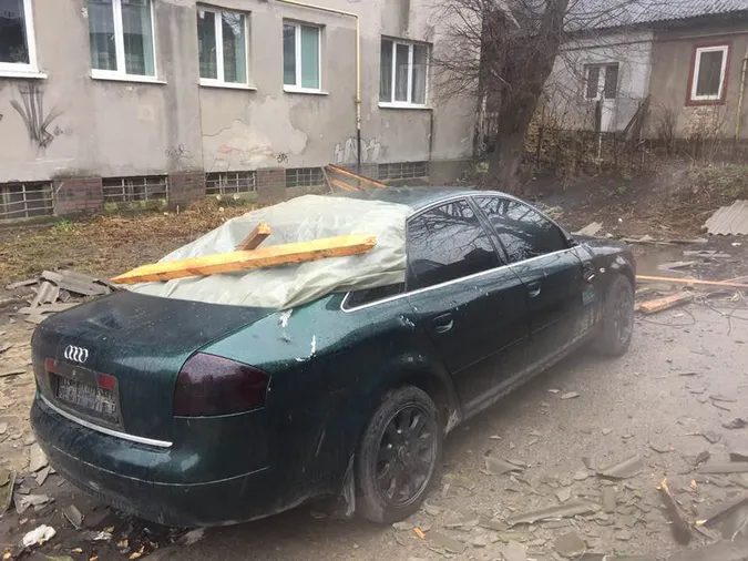 У Луцьку вітер зніс дах на автомобіль (фото)