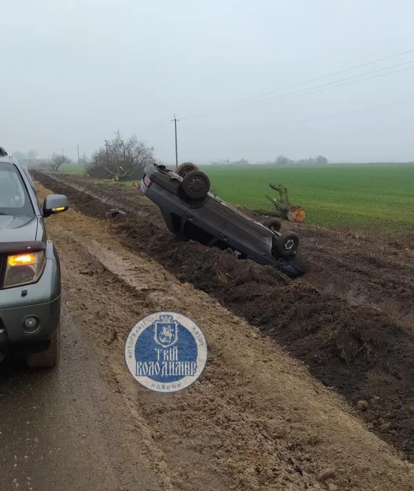 Колесами в небо: на трасі Луцьк-Устилуг авто злетіло з дороги і перекинулося (фото)