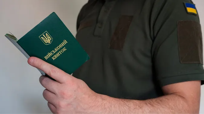 Рада дозволила бронювати працівників із «проблемними» військово-обліковими документами: є нюанс
