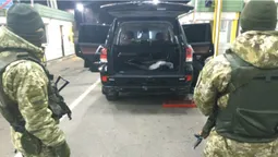 Українські прикордонники "скрутили" дипломата, який віз валізи з цигарками (відео)