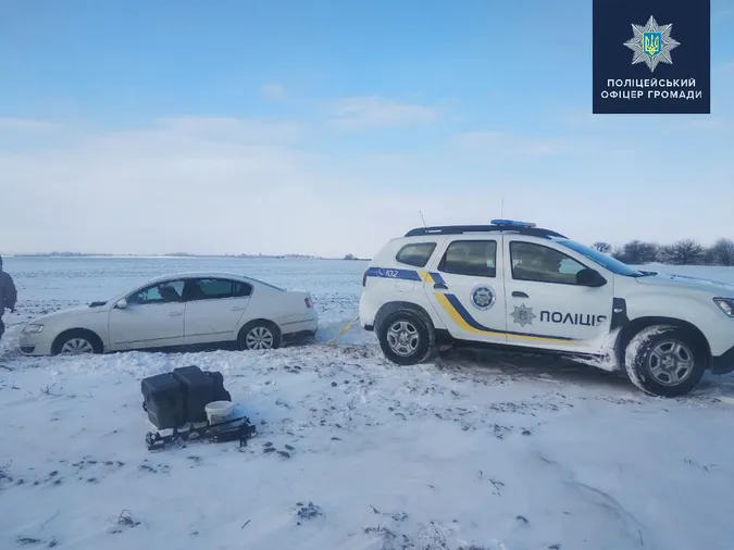 Як волинські поліцейські рятували автомобілістів (фото)