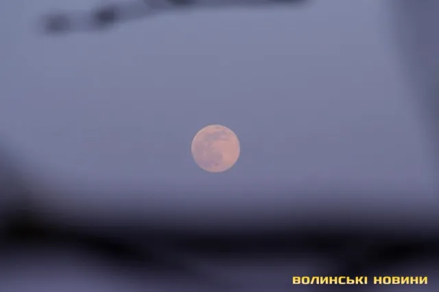 Якою на Волині побачили Суперповню або Рожевий Місяць (фото)