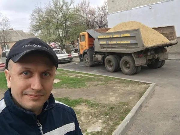 Депутат Луцькради подарував мешканцям району ЛПЗ саджанці, фарбу і пісок