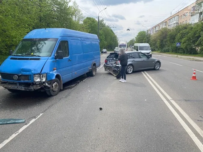 У Луцьку на Конякіна Volkswagen влетів у BMW (фото)