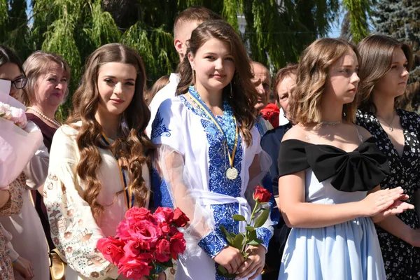 160 золотих та 43 срібних: у Луцьку вручили медалі випускникам (фото, відео)
