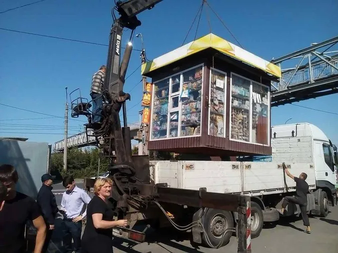 Луцьким муніципалам погрожували звільненням за знесення кіоска (фото)