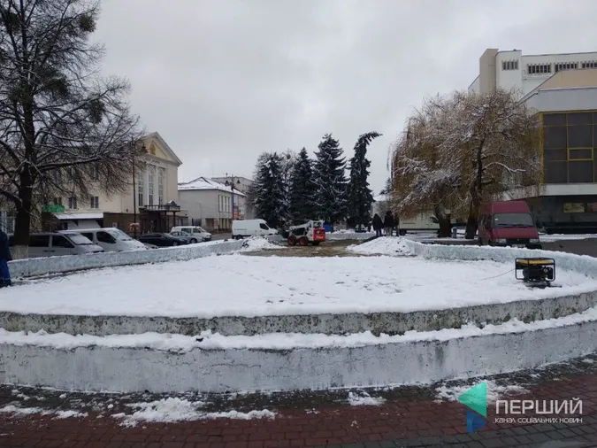 На Театральному майдані встановлюють новорічну «цікавинку» (фото)