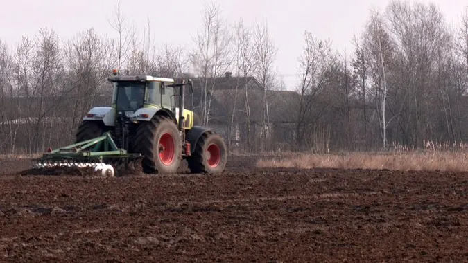 Посівна на Волині: аграрії дають «бронь», але людей все одно не вистачає (фото, відео)