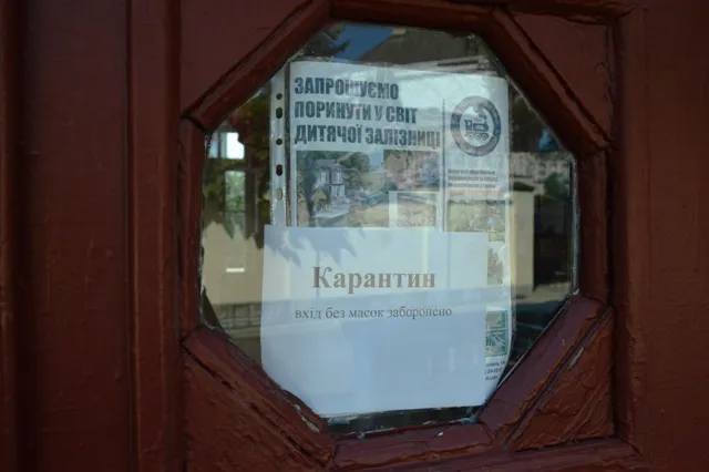 Пусті вагони та зарослі колії: що коїться на дитячій залізниці у Луцьку (фото)