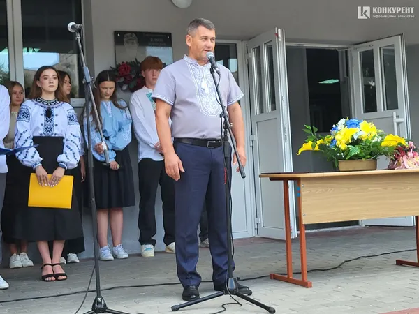 1 вересня у луцькому ліцеї №10: лінійка для першачків та випускників (фото)