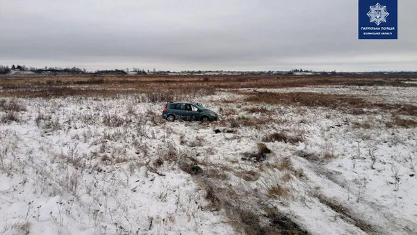 Відкинуло на десятки метрів: біля Луцька авто злетіло у кювет (фото)