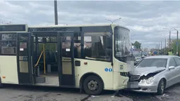 У Луцьку «мерс» протаранив автобус – є травмовані (фото)