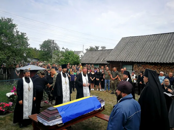 Громада зустріла навколішки: на Волині прощалися з Героєм Олексієм Омельчуком