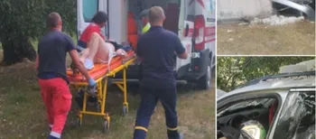Вирізали з салону: на Ковельщині водійка злетіла вкювет і протаранила будівлю (фото)