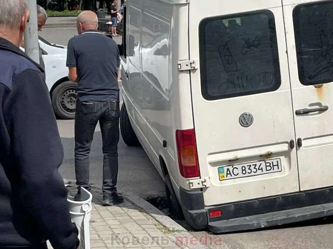 У Ковелі бус провалився колесом у колодязь (фото)