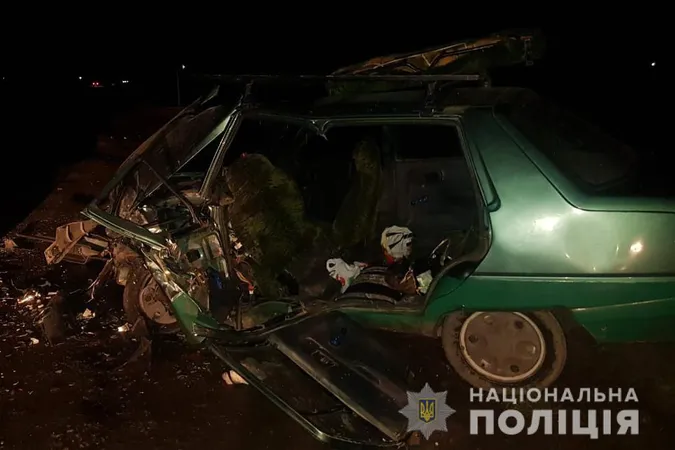 Розтрощені автівки: на Волині «опель» виїхав на зустрічну смугу і врізався в «ЗАЗ» (фото)