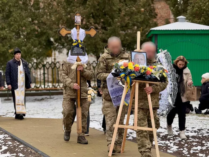 У Нововолинську попрощалися із захисником Михайлом Фроловим (фото)