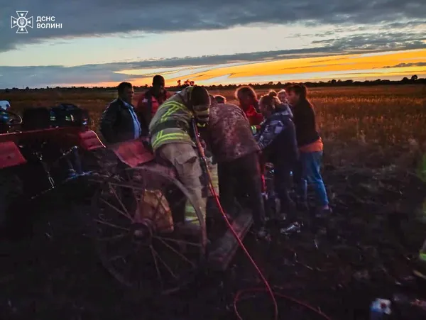 Затиснуло руку в сівалці: на Ковельщині  надзвичайники рятували 8-річну дівчинку (фото)