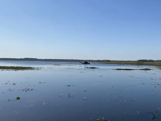 Для купання та риболовлі: на Волині машина-амфібія чистила озеро (фото)