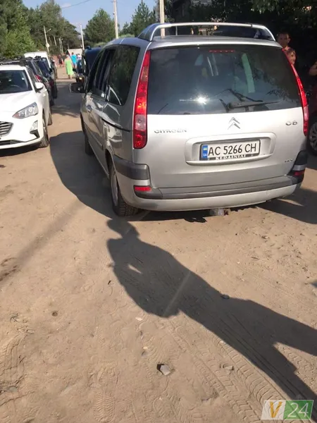 Біля озера на Волині банда неадекватів з пістолетом напала на відпочивальників (відео)