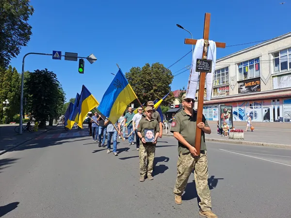 Назавжди 44: у Ковелі провели в останню дорогу захисника Віталія Півня (фото)