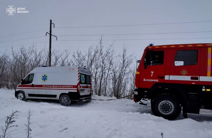 На Волині дорогою до пацієнта «швидка» застрягла в заметі