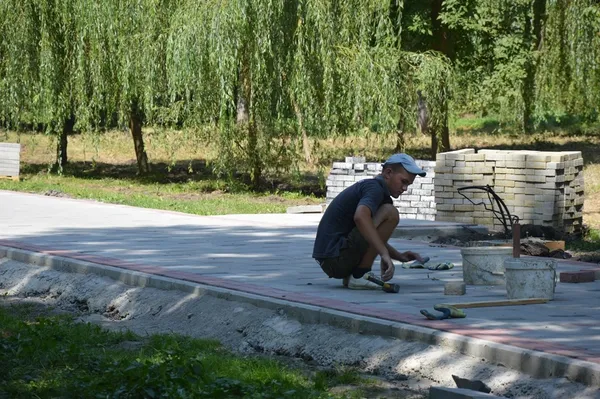 Не позаздриш роботі у таку спеку