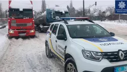 Спільна робота: патрульні й комунальники ліквідували затор у Луцьку (фото)