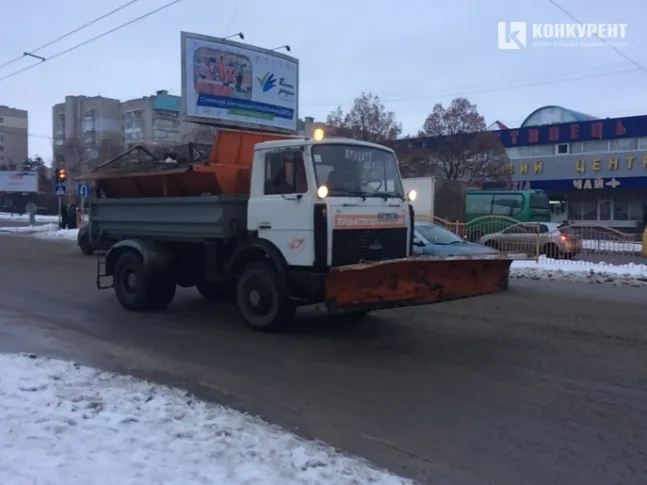 Лучан просять забрати автівки з узбіччя