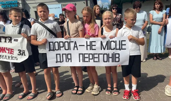 «Батьки, обирайте відповідальність»: у Шацьку закликали не садити дітей на мотоцикли (фото, відео)