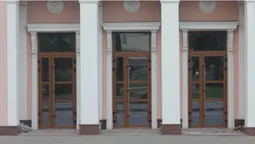 У Луцьку старовинні двері замінили на пластикові (фотофакт)