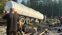 На трасі Київ-Ковель-Ягодин автоцистерна з газом врізалась у блокпост (фото)